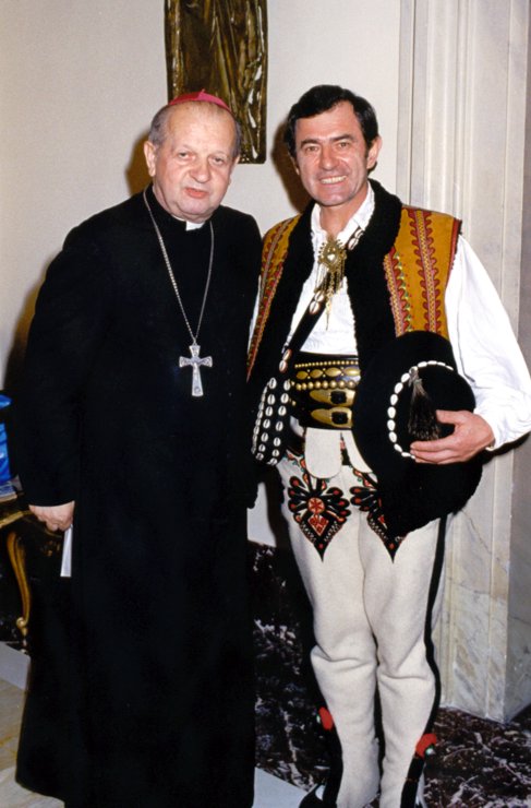 Ks arcybiskup S. Dziwisz, dr B. Orawiec. Watykan. Biblioteka papieska. Czerwiec 2004